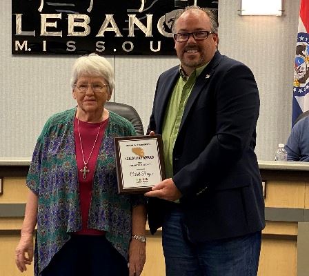 Mayor presents Ethel Boyer with award